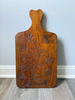 Vtg Wooden Charcuterie Cutting Board Floral Carved Handle Brown Retro Cottage